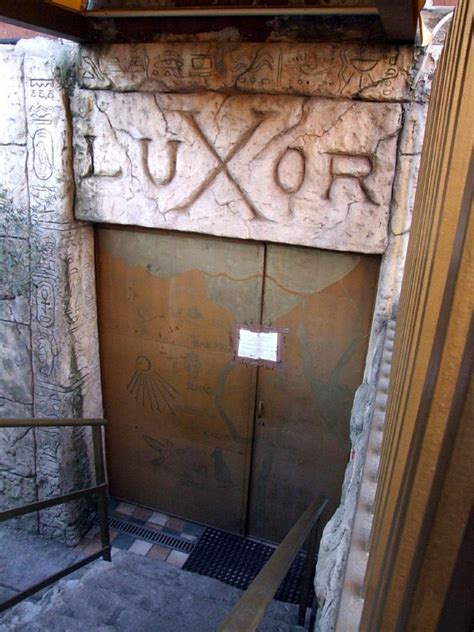 luxor albino|Albino, night a luci rosse due in cella e sigilli al club.